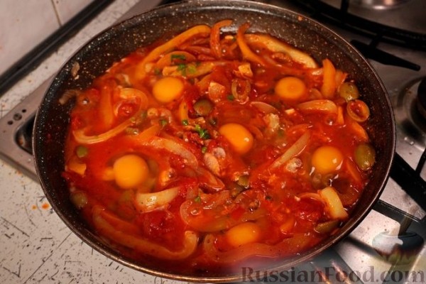 Шакшука с перцем, фетой и оливками