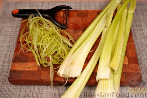 Салат с сельдереем и яйцами