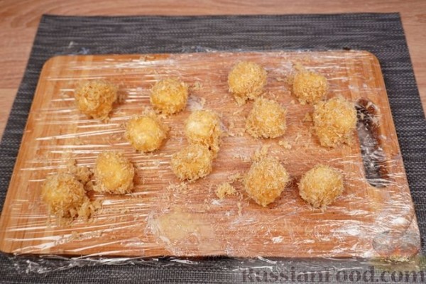Салат с персиками, жареной фетой и миксом зелени
