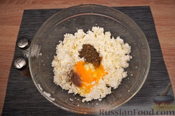 Ленивые вареники с зеленью и вялеными томатами