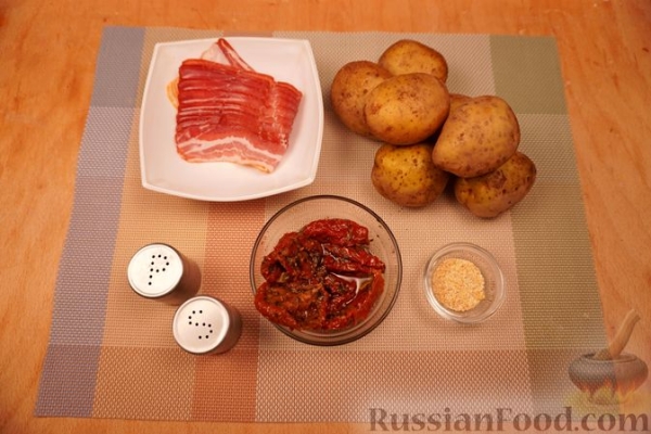 Картофель, фаршированный вялеными томатами, запечённый в беконе