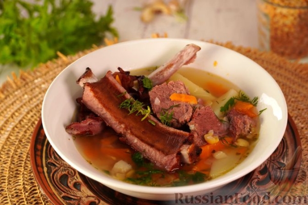 Гороховый суп с копчёными рёбрышками и беконом