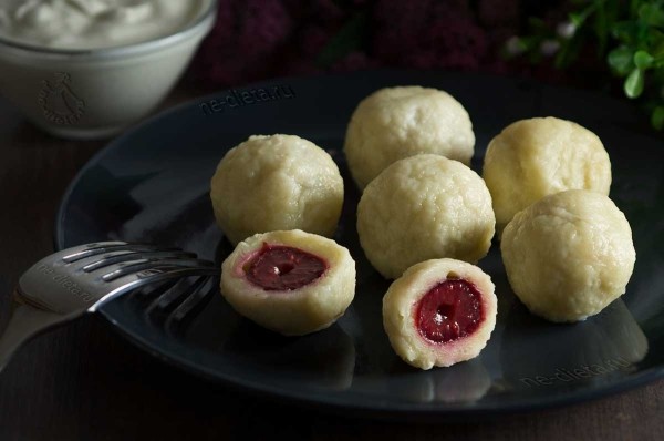 Ленивые вареники с вишней