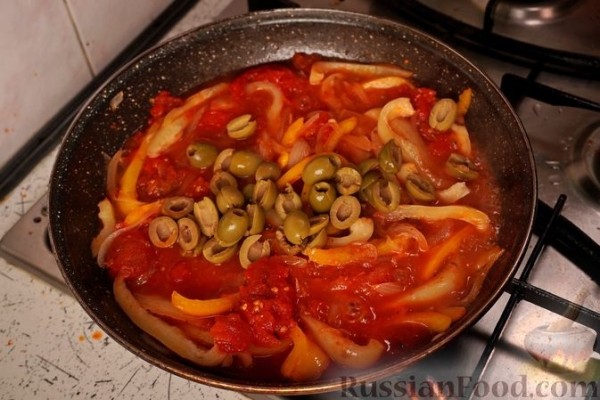 Шакшука с перцем, фетой и оливками