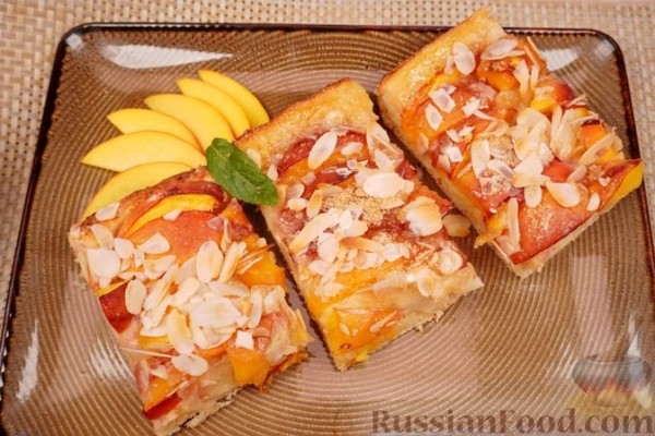 Дрожжевой пирог из картофельного теста с персиками