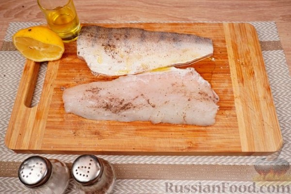 Рыба, запеченная в фольге с лимоном на овощной подушке