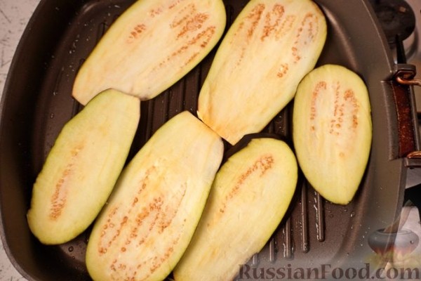 Рулетики из баклажанов с яйцами и сыром