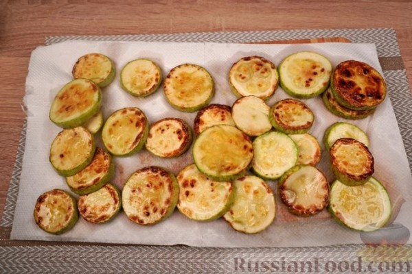 Кабачки по-молдавски с чесноком, помидорами и брынзой