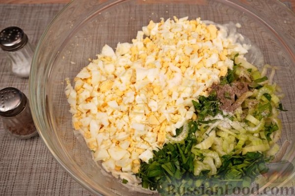 Салат с сельдереем и яйцами