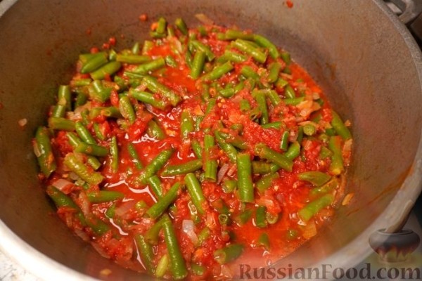 Летнее рагу из свежей стручковой фасоли с помидорами и луком