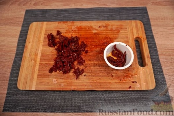 Ленивые вареники с зеленью и вялеными томатами