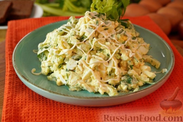 Салат с сельдереем и яйцами
