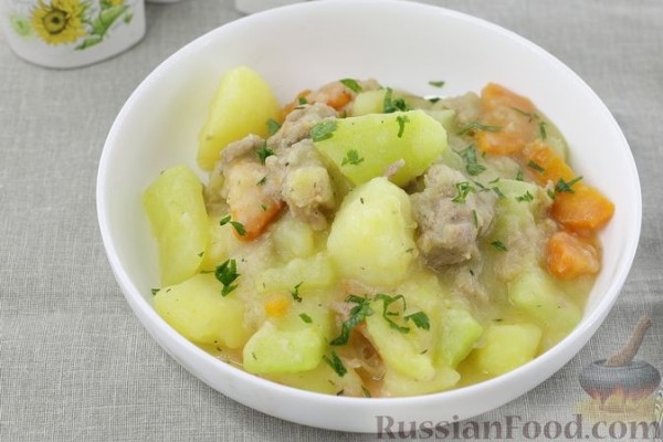 Картофельное рагу с кабачками и тушёнкой