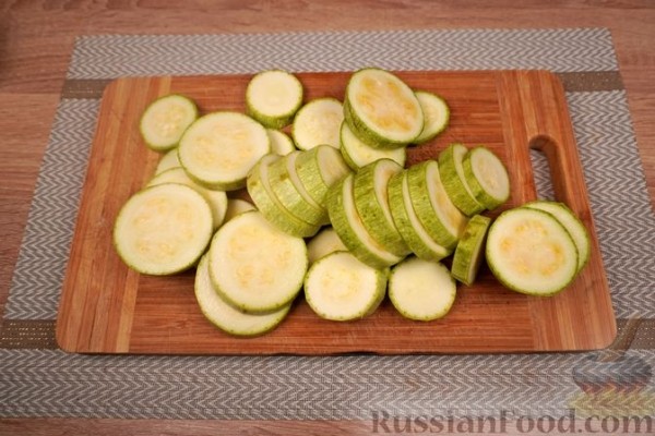 Кабачки по-молдавски с чесноком, помидорами и брынзой