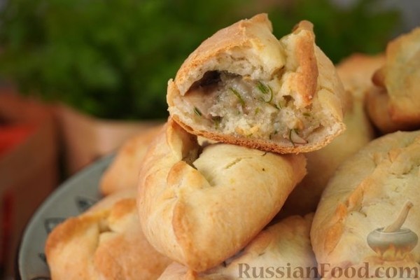 Бездрожжевые пирожки с картофелем, грибами и зеленью (в духовке)