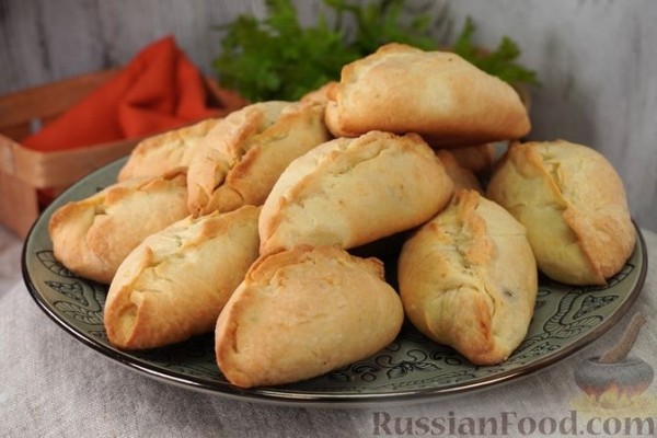 Бездрожжевые пирожки с картофелем, грибами и зеленью (в духовке)