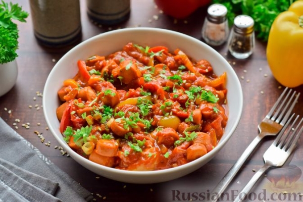 Рагу с болгарским перцем и сосисками в томатном соусе