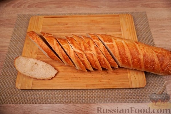 Брускетты с анчоусами в цитрусовом маринаде, фетой и оливками
