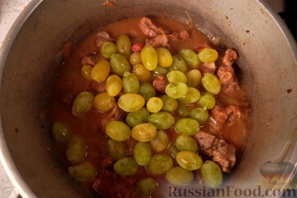 Свинина, тушенная с виноградом и вином