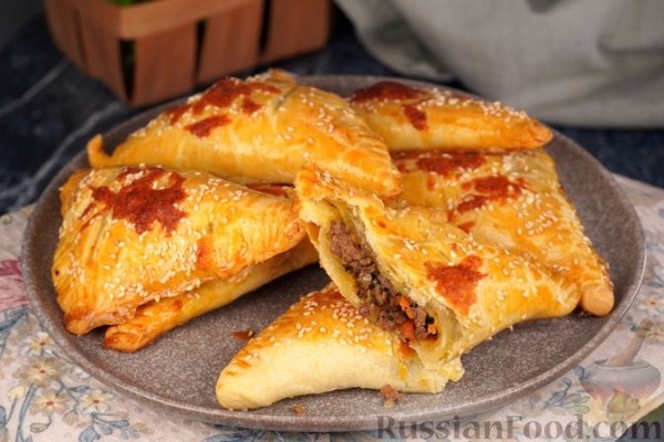 Пирожки-треугольники из рубленого теста на пиве, с курицей