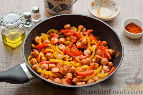 Рагу с болгарским перцем и сосисками в томатном соусе