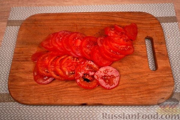 Кабачки по-молдавски с чесноком, помидорами и брынзой