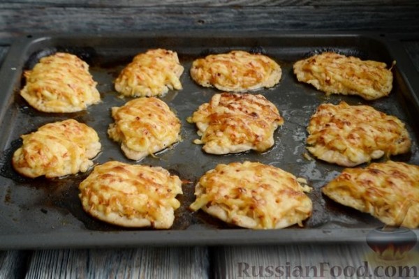 Куриное филе, запечённое с яблоками и сыром