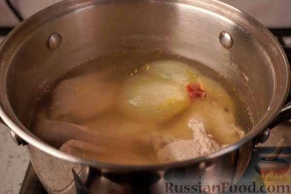 Закусочные слойки с курицей, яйцами и сыром