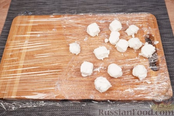 Салат с персиками, жареной фетой и миксом зелени