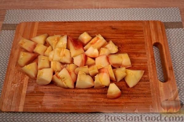 Дрожжевые булочки с персиками