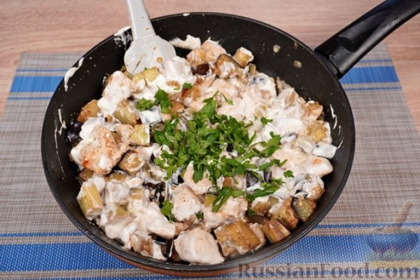 Курица с баклажанами в сметане