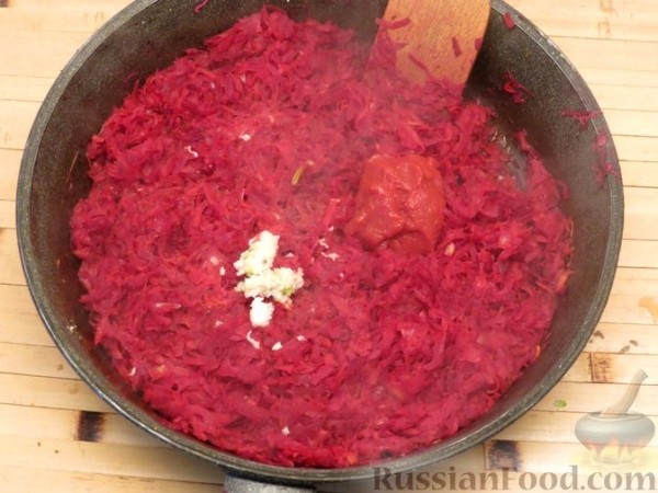 Красный борщ с индейкой, шпинатом и молодой капустой