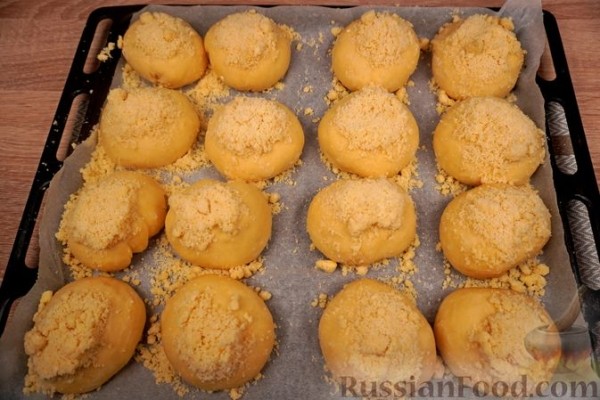 Дрожжевые булочки с персиками