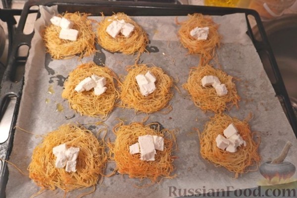 Кюнефе с фетой, фисташками и дынным сиропом