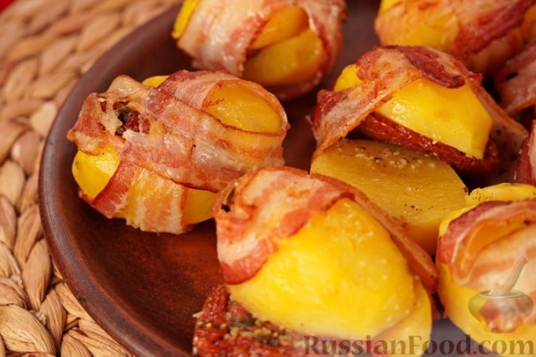 Картофель, фаршированный вялеными томатами, запечённый в беконе