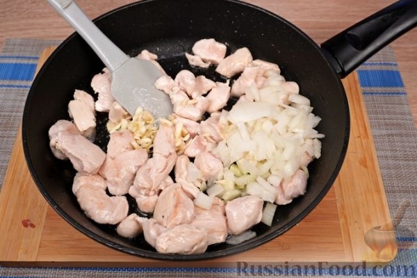 Курица с баклажанами в сметане