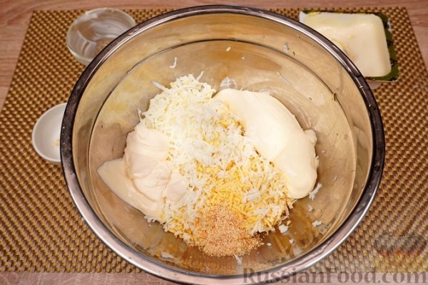 Рулетики из баклажанов с яйцами и сыром
