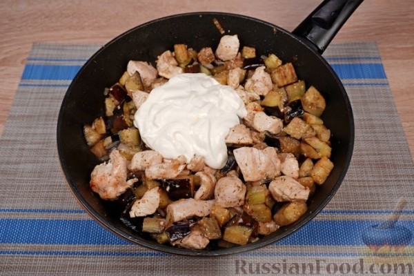 Курица с баклажанами в сметане