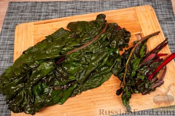 Сарма из свекольной ботвы с рисом и булгуром