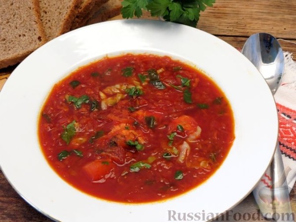 Красный борщ с индейкой, шпинатом и молодой капустой