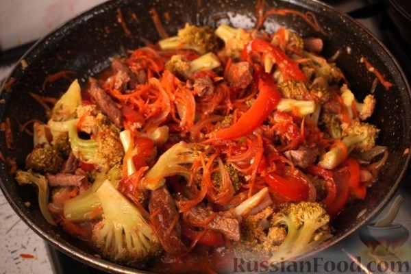 Брокколи, тушенная с мясом