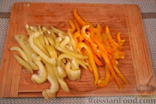 Шакшука с перцем, фетой и оливками