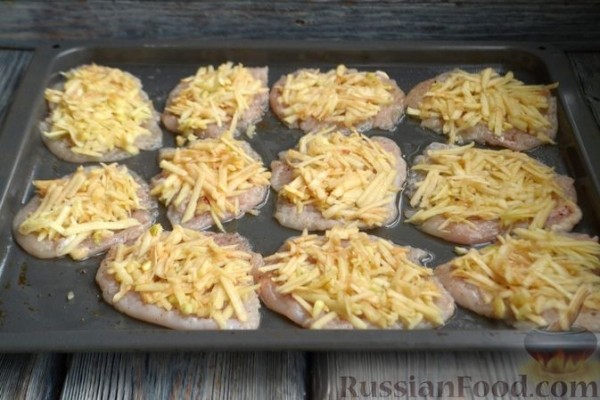 Куриное филе, запечённое с яблоками и сыром