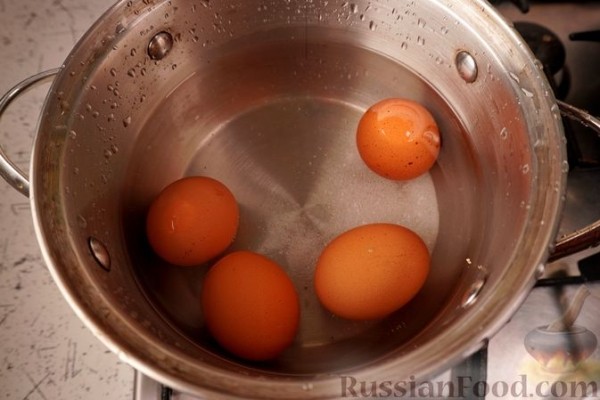 Рулетики из баклажанов с яйцами и сыром