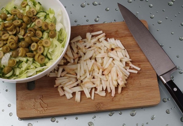 Салат айсберг с огурцами и яблоком
