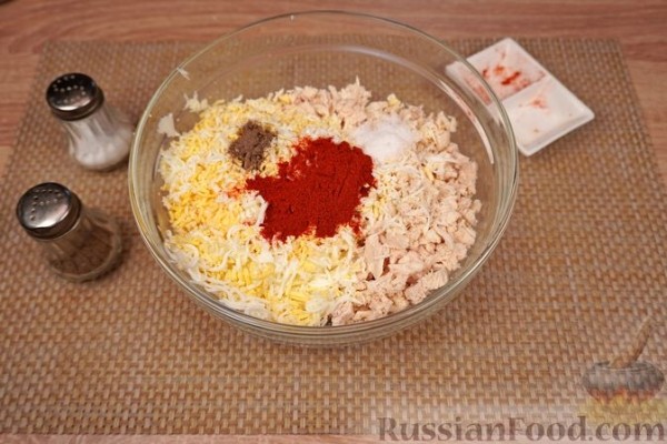 Закусочные слойки с курицей, яйцами и сыром