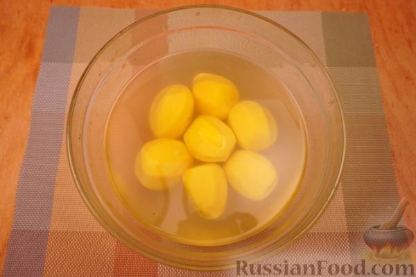 Картофель, фаршированный вялеными томатами, запечённый в беконе