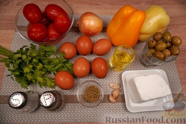 Шакшука с перцем, фетой и оливками