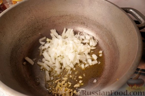Летнее рагу из свежей стручковой фасоли с помидорами и луком