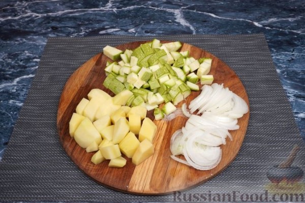 Красный борщ с кабачками и куриным филе